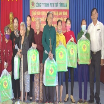 Công ty TNHH MTV trà Tâm Lan tặng quà các Mẹ VNAH huyện Tân Biên